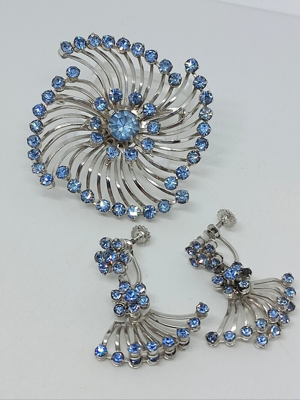 * Vintage Unsigned   Blue Rhinestones Atomic Brooch & Screwback Earrings Set